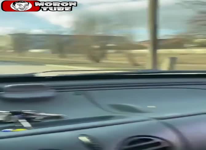 Video :These insane Ukrainians attack a Russian tank with a molotov cocktail